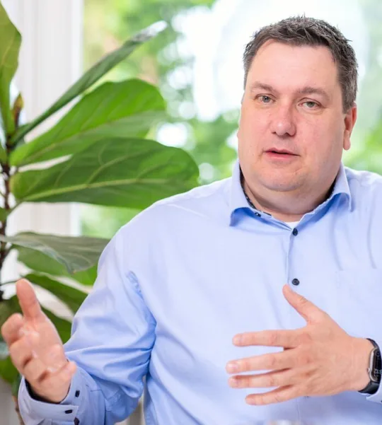 Rechtsanwalt Andreas Meyer im Beratungsgespräch mit Mandanten in Kiel