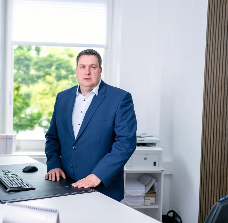 Rechtsanwalt Andreas Meyer am Schreibtisch — Prüfung eines Strafurteils auf Rechtsfehler